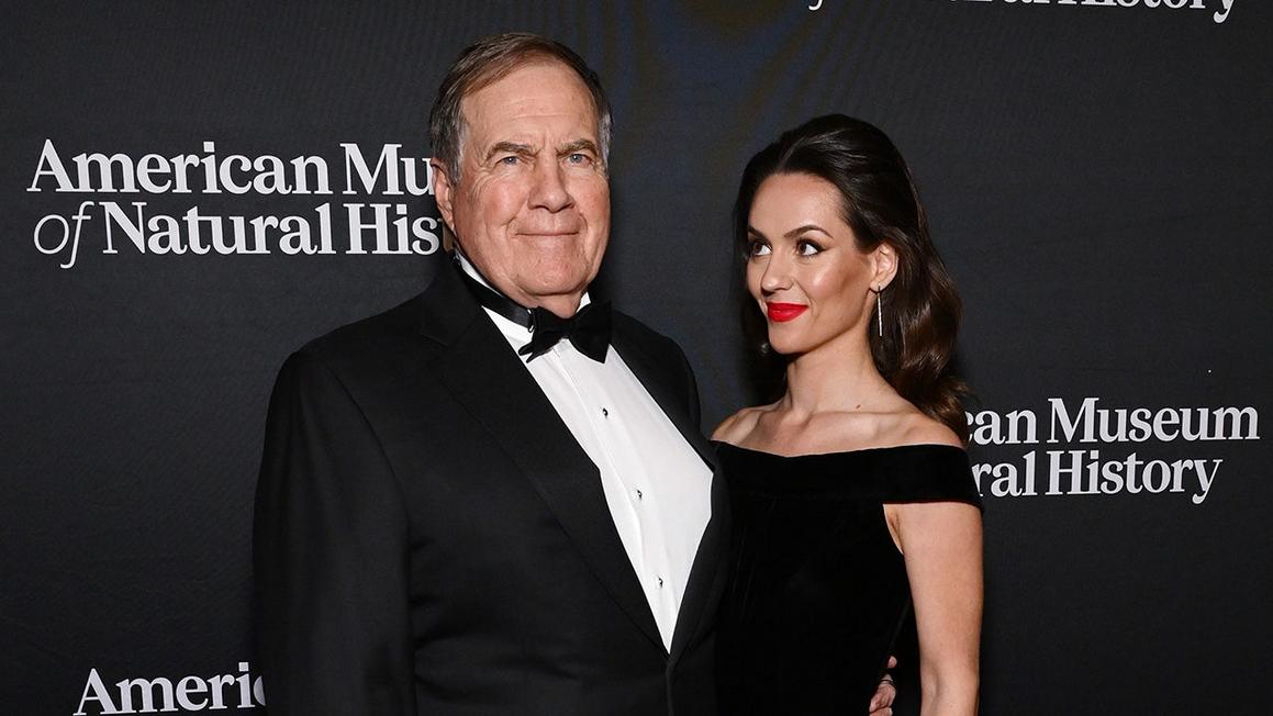Bạn gái của huấn luyện viên Bill Belichick thất bại trước đối thủ chuyển giới trong cuộc thi Miss Maine